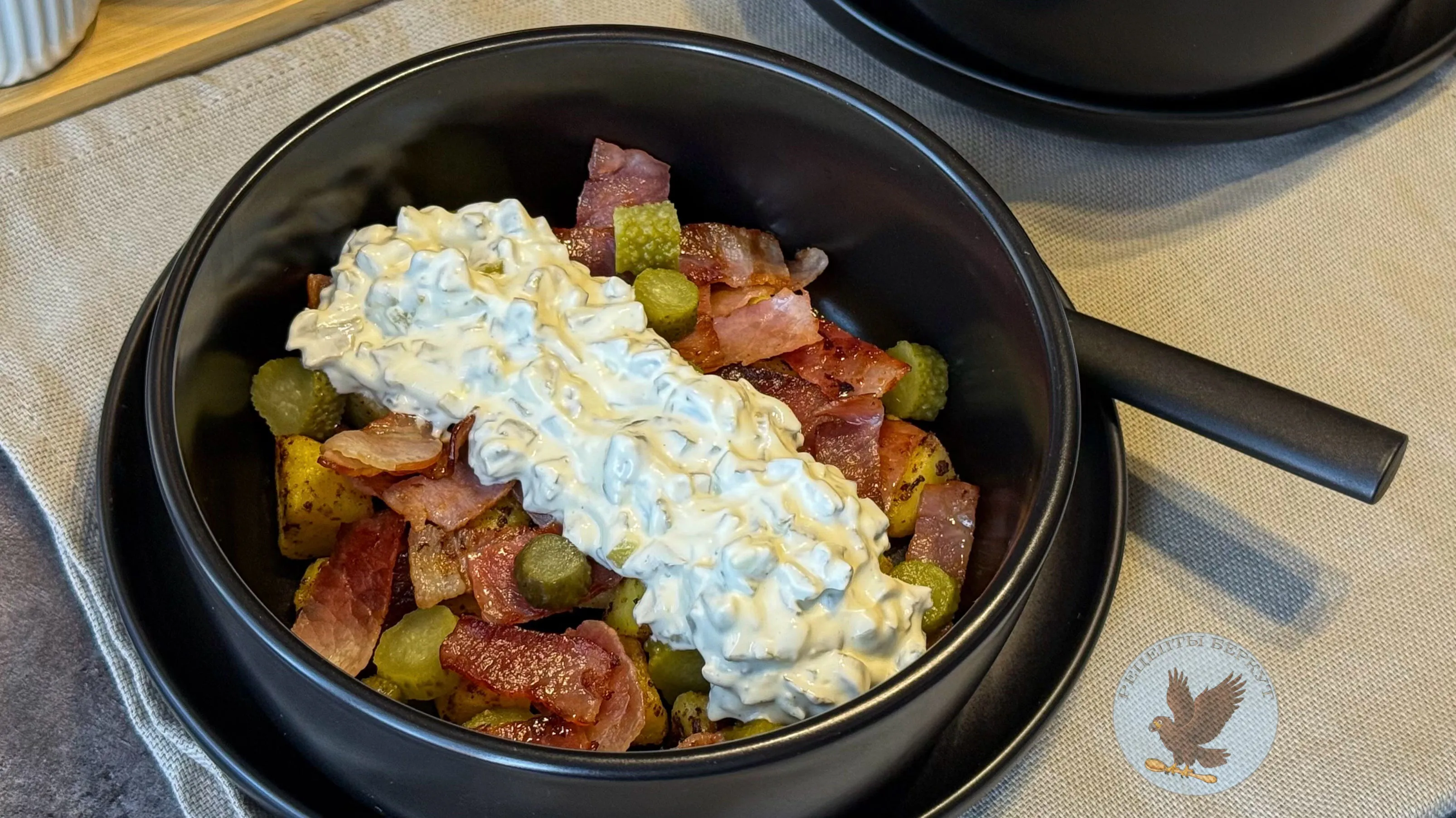 Теплый салат с хрустящим беконом и соусом Тартар